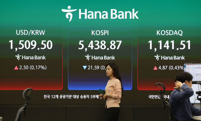 27일 코스피 지수는 전 거래일 대비 21.59포인트(0.40%) 내린 5438.87로 장을 마쳤다./뉴시스