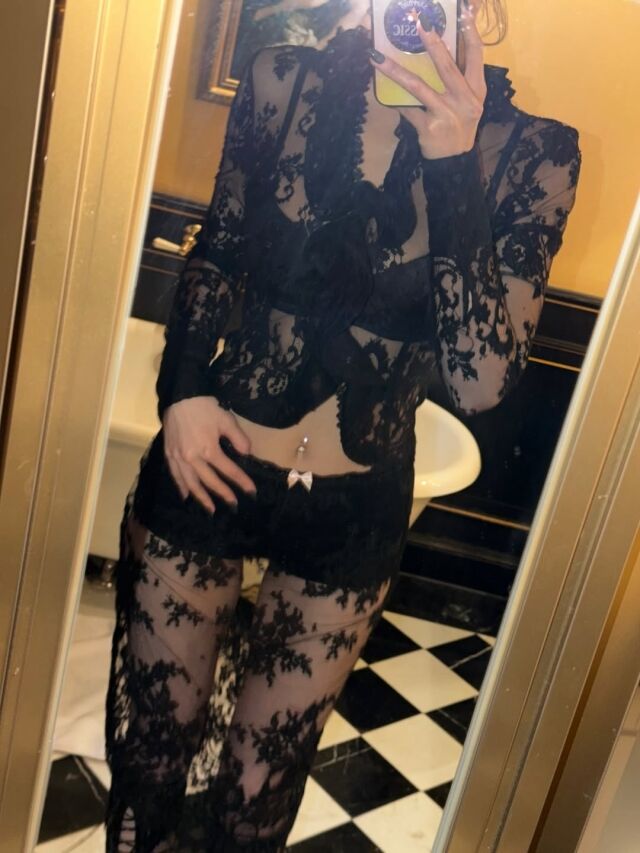 전소미가 파격적인 시스루 패션으로 성숙해진 매력을 드러냈다. / 전소미 SNS