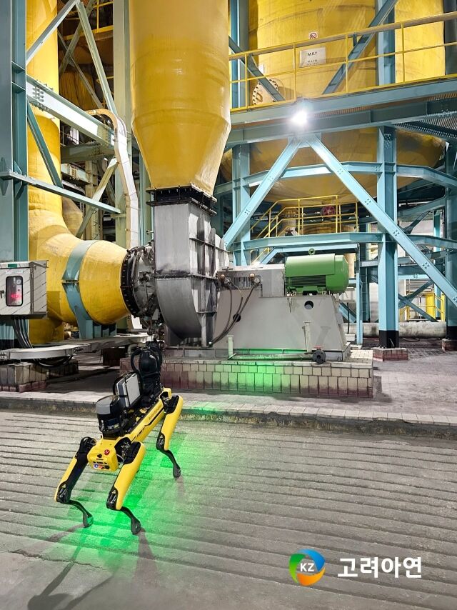 고려아연은 지난해 8월 온산제련소에 보스턴다이내믹스의 사족보행 로봇 ‘스팟’을 투입했다. 제련소 현장에 스팟이 배치된 것은 세계 최초 사례다. /고려아연