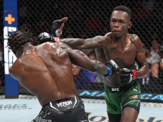 펀치를 날리는 아데산야(오른쪽). /UFC 제공