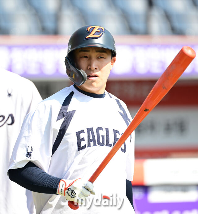 2026년 3월 28일 오후 대전 한화생명볼파크에서 ‘2026 신한 SOL KBO리그' 개막전 키움 히어로즈와 한화 이글스의 경기가 열렸다.<br><br>경기 전 한화 손아섭이 훈련하고 있다.마이데이릴