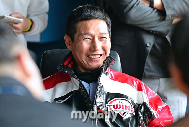 28일 서울 잠실야구장에서 열린 '2026 신한 SOL BANK KBO리그' LG 트윈스와 KT 위즈 경기.<br><br>LG 염경엽 감독이 경기 전 인터뷰를 하고 있다.