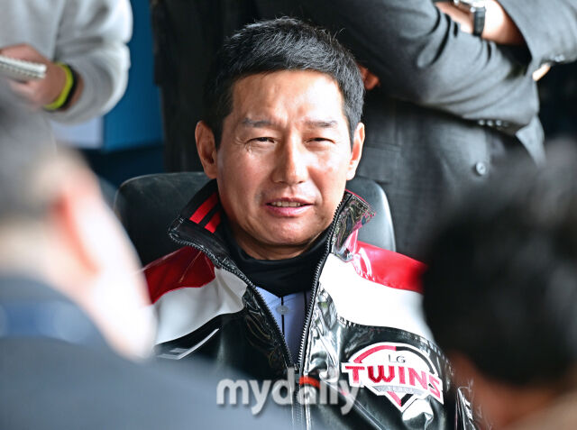 28일 서울 잠실야구장에서 열린 '2026 신한 SOL BANK KBO리그' LG 트윈스와 KT 위즈 경기. LG 염경엽 감독이 경기 전 인터뷰를 하고 있다./마이데일리