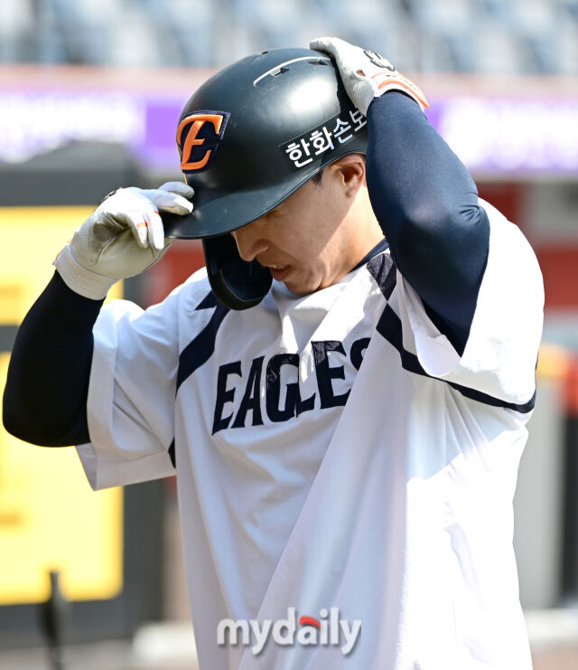 2026년 3월 28일 오후 대전 한화생명볼파크에서 ‘2026 신한 SOL KBO리그' 개막전 키움 히어로즈와 한화 이글스의 경기가 열렸다. 경기 전 한화 손아섭이 훈련하고 있다./대전 = 유진형 기자