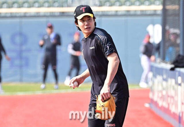 28일 서울 잠실야구장에서 열린 '2026 신한 SOL BANK KBO리그' LG 트윈스와 KT 위즈 경기.<br><br>LG 임찬규가 경기 전 훈련을 하고 있다./마이데일리