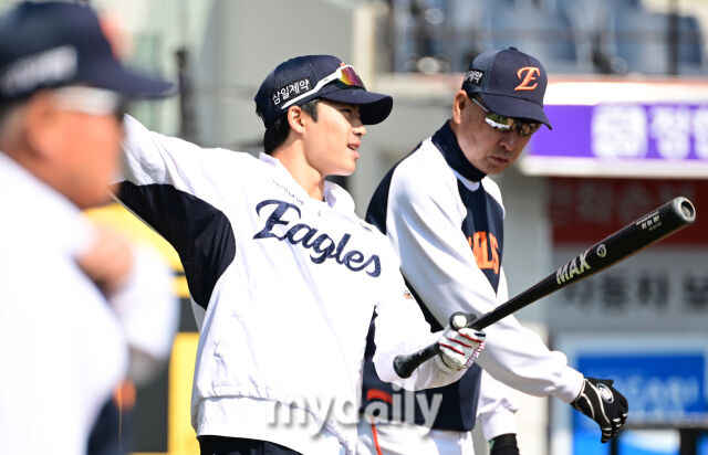 2026년 3월 28일 오후 대전 한화생명볼파크에서 ‘2026 신한 SOL KBO리그' 개막전 키움 히어로즈와 한화 이글스의 경기가 열렸다. 경기 전 한화 오재원이 훈련하고 있다./마이데일리