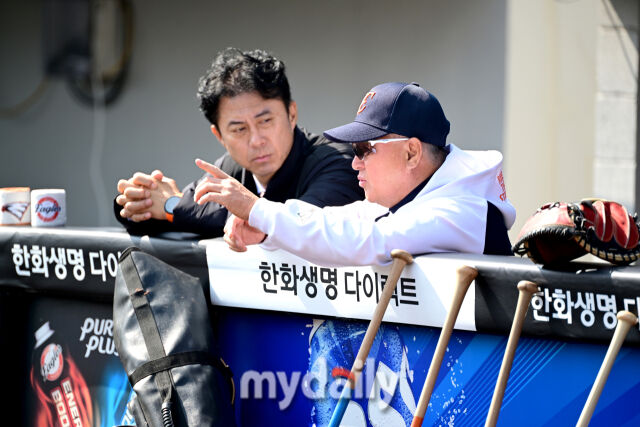2026년 3월 28일 오후 대전 한화생명볼파크에서 ‘2026 신한 SOL KBO리그' 개막전 키움 히어로즈와 한화 이글스의 경기가 열렸다. 경기 전 한화 김경문 감독과 손혁 단장이 이야기를 나누고 있다./마이데일리