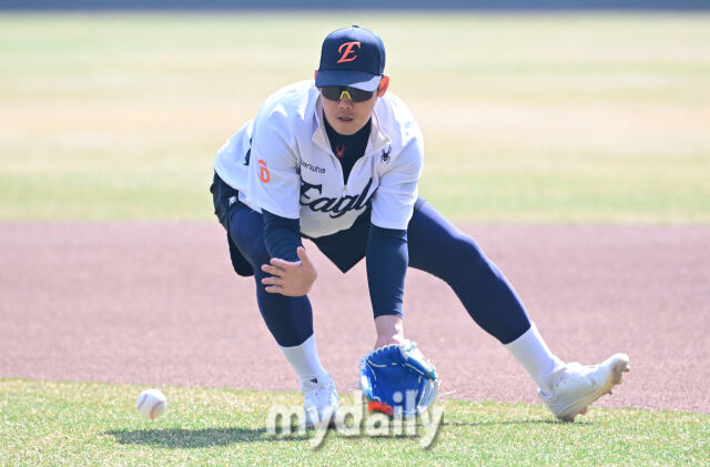 2026년 3월 28일 오후 대전 한화생명볼파크에서 ‘2026 신한 SOL KBO리그' 개막전 키움 히어로즈와 한화 이글스의 경기가 열렸다. 경기 전 한화 하주석이 훈련하고 있다./마이데일리