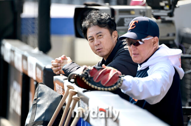 2026년 3월 28일 오후 대전 한화생명볼파크에서 ‘2026 신한 SOL KBO리그' 개막전 키움 히어로즈와 한화 이글스의 경기가 열렸다. 경기 전 한화 김경문 감독과 손혁 단장이 이야기를 나누고 있다./마이데일리