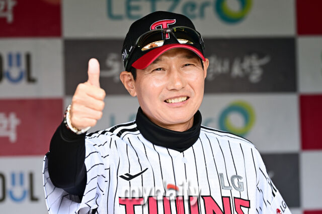 28일 서울 잠실야구장에서 열린 '2026 신한 SOL BANK KBO리그' LG 트윈스와 KT 위즈 경기.<br><br>LG 염경엽 감독이 포즈를 취하고 있다./마이데일리