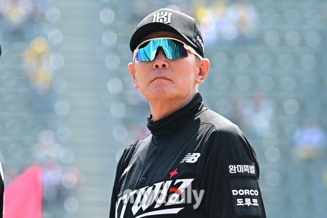 28일 서울 잠실야구장에서 열린 '2026 신한 SOL BANK KBO리그' LG 트윈스와 KT 위즈 경기.<br><br>KT 이강철 감독이 경기 전 도열하고 있다./마이데일리