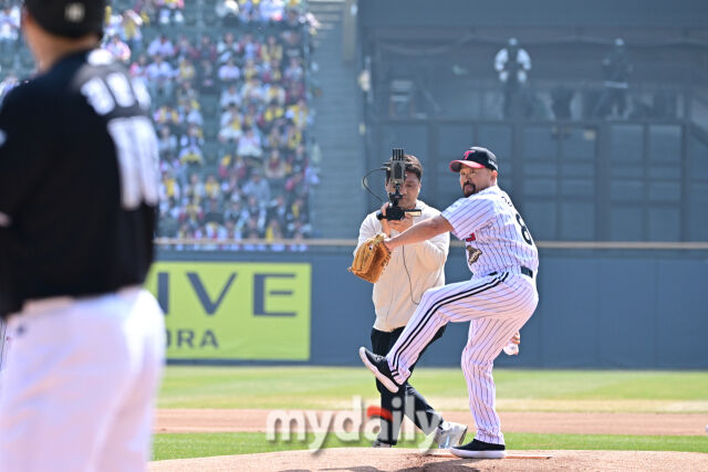 28일 서울 잠실야구장에서 열린 '2026 신한 SOL BANK KBO리그' LG 트윈스와 KT 위즈 경기.<br><br>LG 김용일 수석 트레이닝 코치가 시구를 하고 있다. KT 김현수가 시타를 맡았다.
