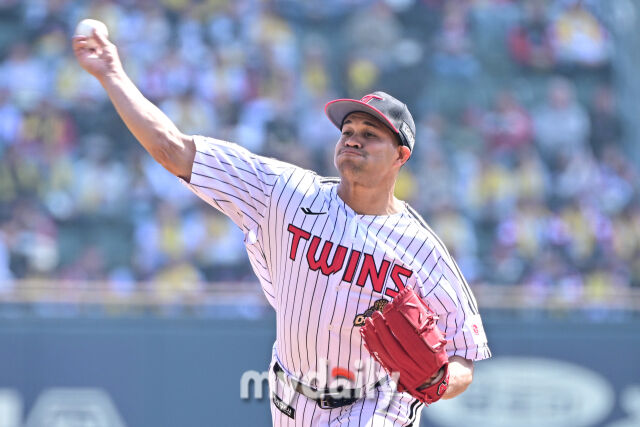 28일 서울 잠실야구장에서 열린 '2026 신한 SOL BANK KBO리그' LG 트윈스와 KT 위즈 경기.<br><br>LG 치리노스가 선발 투수로 나와 힘차게 투구하고 있다./마이데일리