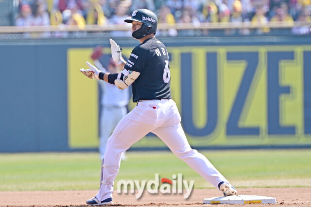 28일 서울 잠실야구장에서 열린 '2026 신한 SOL BANK KBO리그' LG 트윈스와 KT 위즈 경기. KT 이강민이 1회초 2사 1-2루에 2타점 적시 2루타를 친 후 기뻐하고 있다./마이데일리