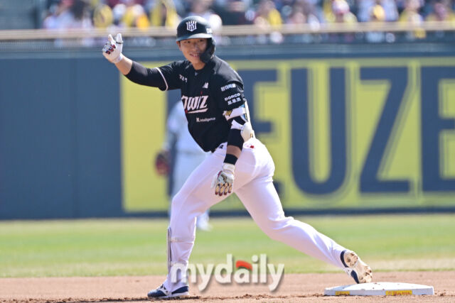 28일 서울 잠실야구장에서 열린 '2026 신한 SOL BANK KBO리그' LG 트윈스와 KT 위즈 경기.<br><br>KT 이강민이 1회초 2사 1-2루에 2타점 적시 2루타를 친 후 기뻐하고 있다./잠실=한혁승 기자