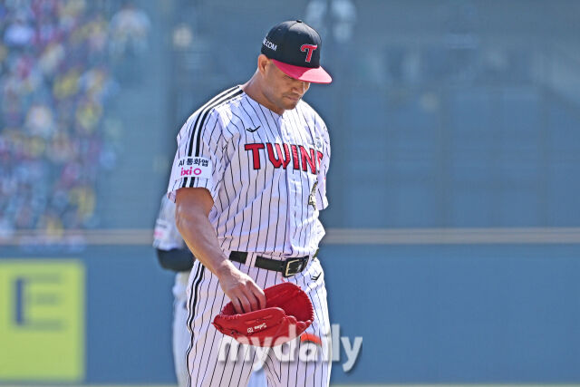 28일 서울 잠실야구장에서 열린 '2026 신한 SOL BANK KBO리그' LG 트윈스와 KT 위즈 경기.<br><br>LG 선발 치리노스가 1회초 6실점하며 수비를 마쳤다./잠실=한혁승 기자