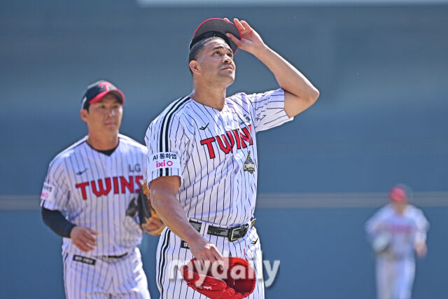 28일 서울 잠실야구장에서 열린 '2026 신한 SOL BANK KBO리그' LG 트윈스와 KT 위즈 경기.<br><br>LG 선발 치리노스가 1회초 6실점하며 수비를 마쳤다./마이데일리