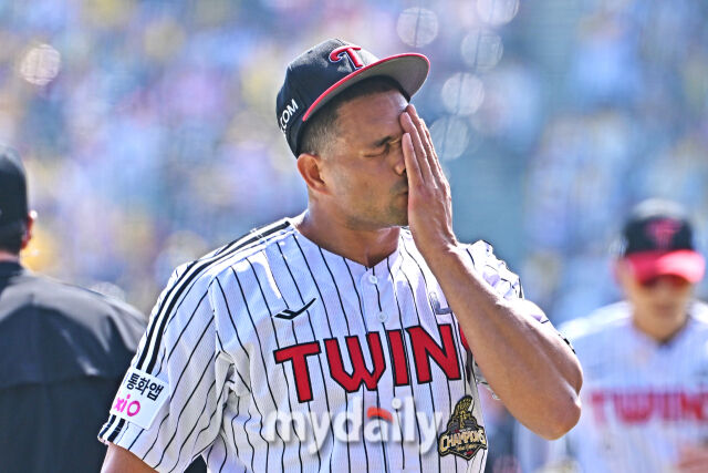 28일 서울 잠실야구장에서 열린 '2026 신한 SOL BANK KBO리그' LG 트윈스와 KT 위즈 경기.<br><br>LG 선발 치리노스가 1회초 6실점하며 수비를 마쳤다./잠실=한혁승 기자