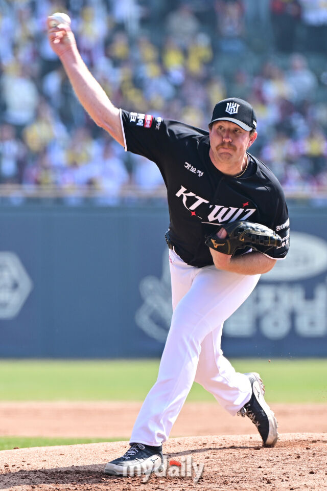 28일 서울 잠실야구장에서 열린 '2026 신한 SOL BANK KBO리그' LG 트윈스와 KT 위즈 경기. KT 선발 사우어가 1회말 마운드에 올라 힘차게 투구하고 있다./마이데일리
