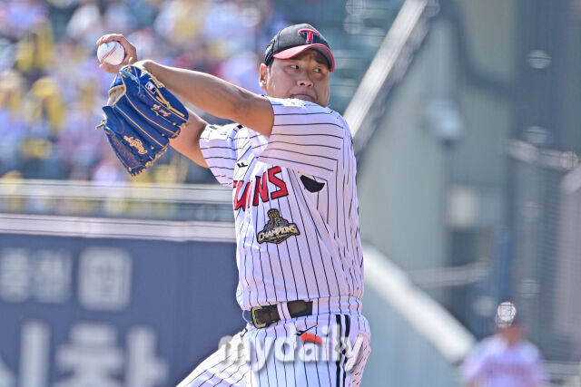 28일 서울 잠실야구장에서 열린 '2026 신한 SOL BANK KBO리그' LG 트윈스와 KT 위즈 경기.<br><br>LG 배재준이 2회초 선발 치리노스와 교체 후 마운드에 올라 힘차게 투구하고 있다./마이데일리