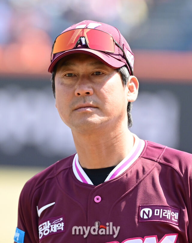 2026년 3월 28일 오후 대전 한화생명볼파크에서 열린 ‘2026 신한 SOL KBO리그' 개막전 키움 히어로즈와 한화 이글스의 경기. 키움 설종진 감독이 경기를 지켜보고 있다./마이데일리