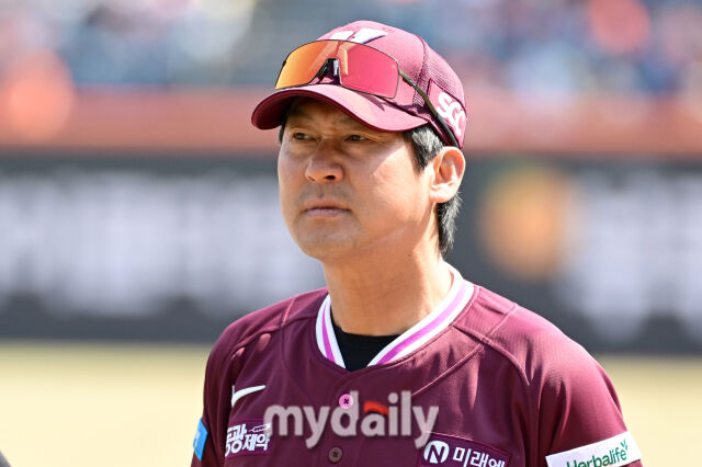 2026년 3월 28일 오후 대전 한화생명볼파크에서 열린 ‘2026 신한 SOL KBO리그' 개막전 키움 히어로즈와 한화 이글스의 경기. 키움 설종진 감독이 경기를 지켜보고 있다./마이데일리