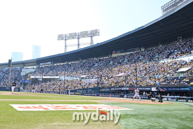 28일 서울 잠실야구장에서 열린 '2026 신한 SOL BANK KBO리그' LG 트윈스와 KT 위즈 경기. 매진된 잠실야구장./마이데일리