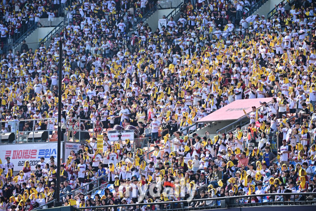 28일 서울 잠실야구장에서 열린 '2026 신한 SOL BANK KBO리그' LG 트윈스와 KT 위즈 경기. 팬들로 가득 찬 잠실야구장./마이데일리