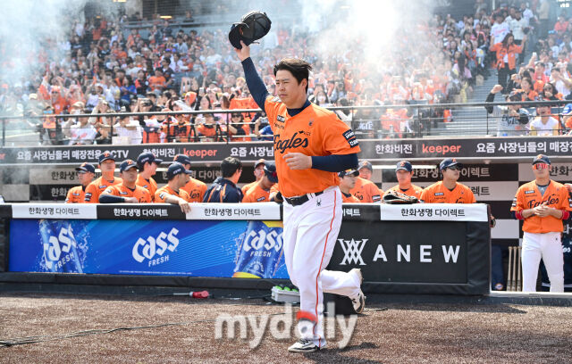 2026년 3월 28일 오후 대전 한화생명볼파크에서 열린 ‘2026 신한 SOL KBO리그' 개막전 키움 히어로즈와 한화 이글스의 경기. 한화 노시환이 입장하고 있다./대전 = 유진형 기자