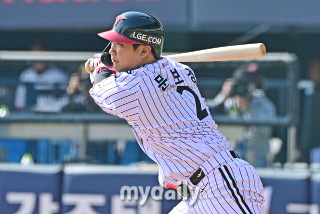 28일 서울 잠실야구장에서 열린 '2026 신한 SOL BANK KBO리그' LG 트윈스와 KT 위즈 경기.<br><br>LG 문보경이 3회말 1사 1-2루에 안타를 치고 있다./마이데일리