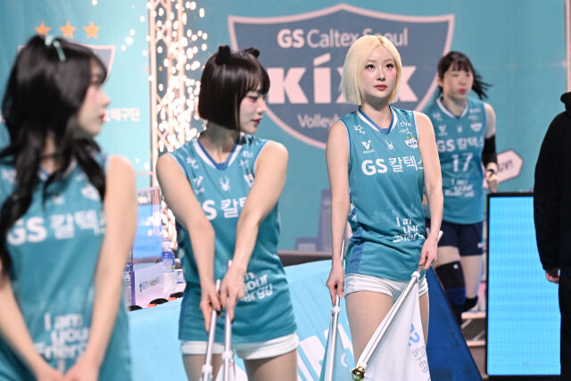 치어리더 서현숙이 선수들의 등장을 준비하고 있다. / 한국배구연맹 (KOVO)