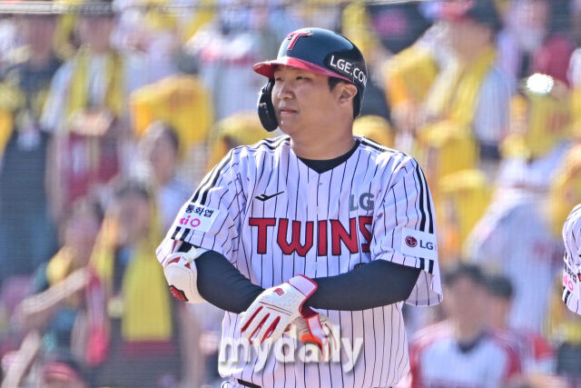 28일 서울 잠실야구장에서 열린 '2026 신한 SOL BANK KBO리그' LG 트윈스와 KT 위즈 경기.<br><br>LG 문보경이 3회말 1사 1-2루에 안타를 친 후 기뻐하고 있다./마이데일리