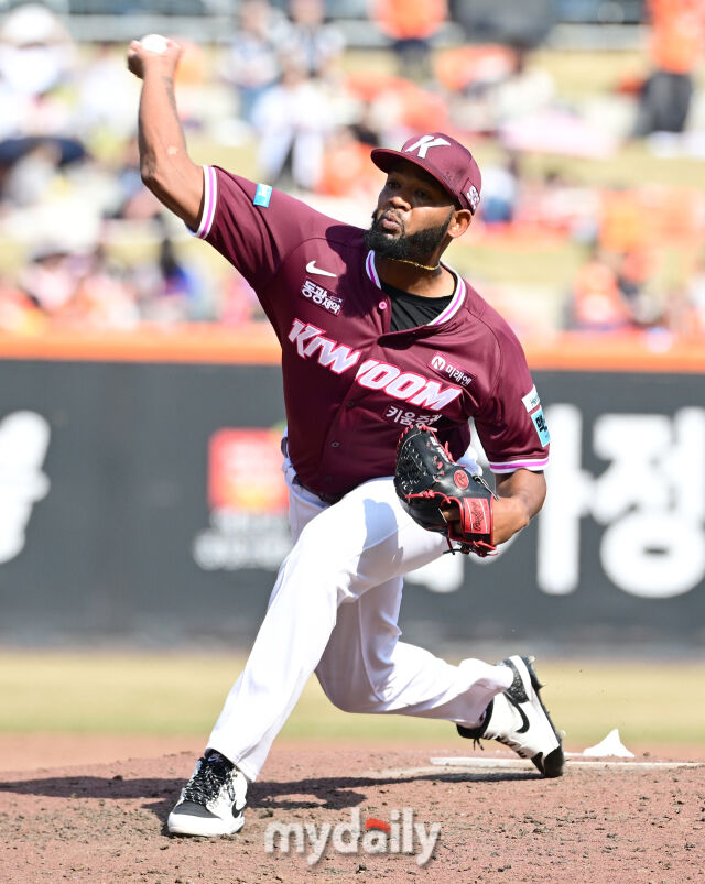 2026년 3월 28일 오후 대전 한화생명볼파크에서 열린 ‘2026 신한 SOL KBO리그' 개막전 키움 히어로즈와 한화 이글스의 경기<br><br>키움 선발투수 알칸타라가 역투하고 있다./마이데일리