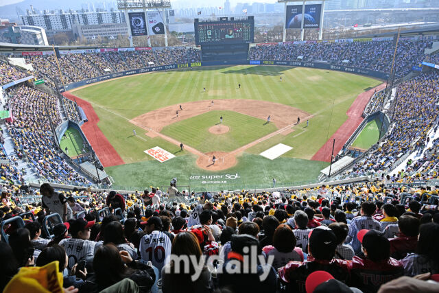 28일 서울 잠실야구장에서 열린 '2026 신한 SOL BANK KBO리그' LG 트윈스와 KT 위즈 경기. 매진을 기록한 잠실야구장./마이데일리
