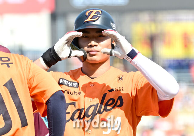 2026년 3월 28일 오후 대전 한화생명볼파크에서 열린 ‘2026 신한 SOL KBO리그' 개막전 키움 히어로즈와 한화 이글스의 경기. 한화 오재원이 3회말 1사 후 데뷔 첫 안타를 친 뒤 세리머니를 하고 있다./마이데일리