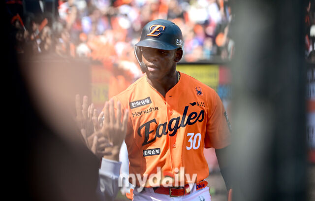 2026년 3월 28일 오후 대전 한화생명볼파크에서 열린 ‘2026 신한 SOL KBO리그' 개막전 키움 히어로즈와 한화 이글스의 경기<br><br>한화 3루 주자 페라자가 1회말 2사 2,.3루서 키움 선발투수 알칸타라의 폭투 때 홈을 밟고 기뻐하고 있다./마이데일리