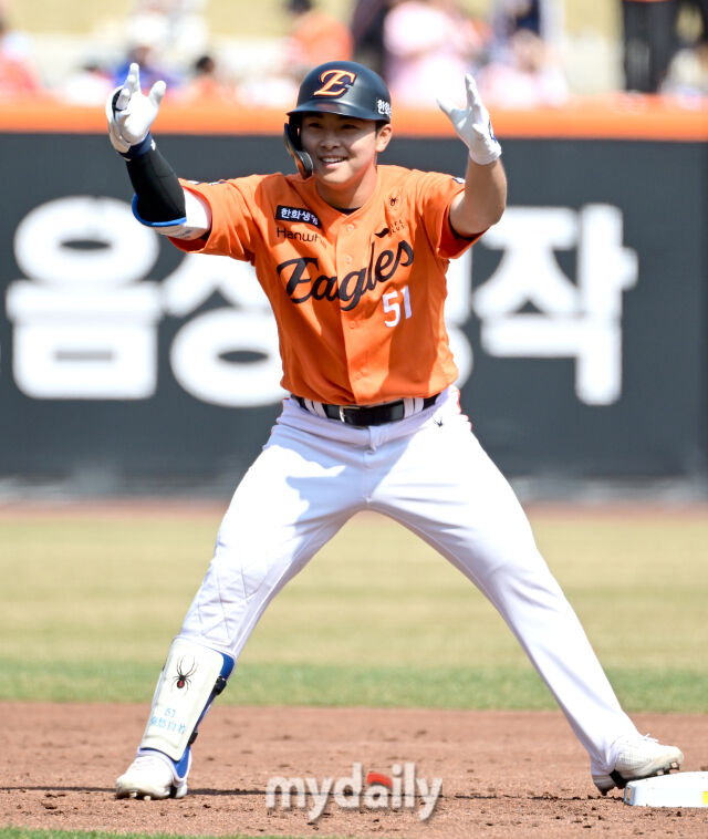 2026년 3월 28일 오후 대전 한화생명볼파크에서 열린 ‘2026 신한 SOL KBO리그' 개막전 키움 히어로즈와 한화 이글스의 경기. 한화 문현빈이 1회말 1사 1루서 2루타를 친 뒤 기뻐하고 있다./대전 = 유진형 기자
