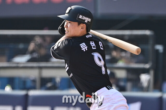 28일 서울 잠실야구장에서 열린 '2026 신한 SOL BANK KBO리그' LG 트윈스와 KT 위즈 경기.<br><br>KT 류현인이 6회초 1사에 안타를 치고 있다./마이데일리