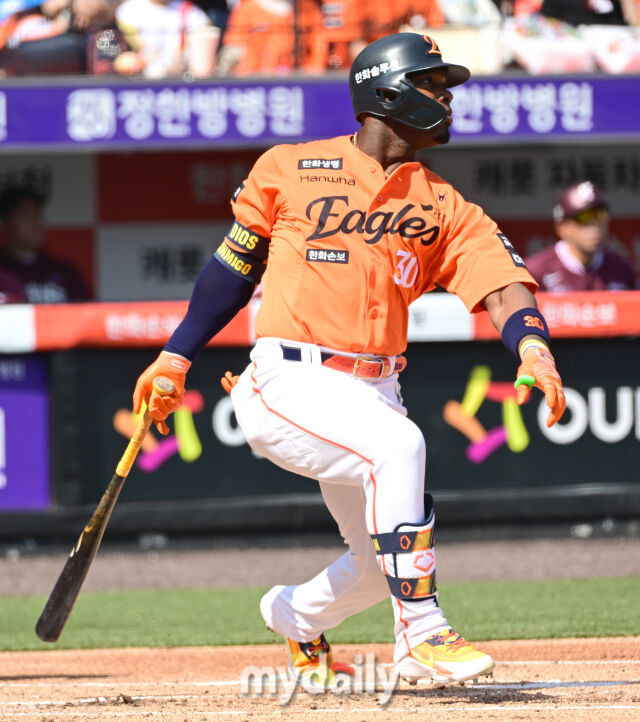 2026년 3월 28일 오후 대전 한화생명볼파크에서 열린 ‘2026 신한 SOL KBO리그' 개막전 키움 히어로즈와 한화 이글스의 경기<br><br>한화 페라자가 3회말 1사 1루서 안타를 치고 있다./마이데일리