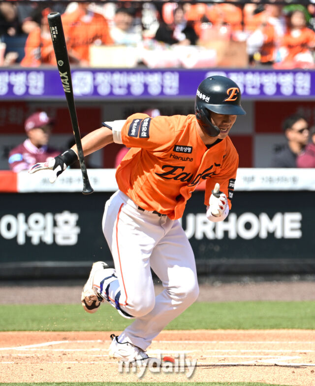 2026년 3월 28일 오후 대전 한화생명볼파크에서 열린 ‘2026 신한 SOL KBO리그' 개막전 키움 히어로즈와 한화 이글스의 경기. 한화 오재원이 5회말 1사 후 2루수 왼쪽 내야안타를 친 뒤 전력질주하고 있다./대전 = 유진형 기자