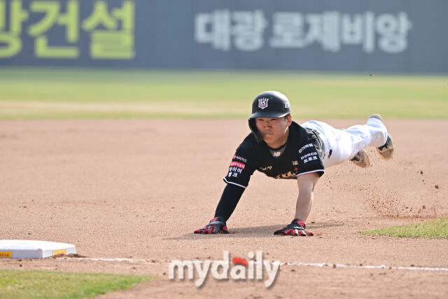 28일 서울 잠실야구장에서 열린 '2026 신한 SOL BANK KBO리그' LG 트윈스와 KT 위즈 경기. KT 류현인이 6회초 1사 1-2루에 3루 도루를 성공하고 있다./마이데일리