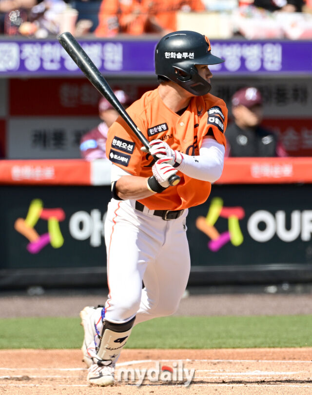 2026년 3월 28일 오후 대전 한화생명볼파크에서 열린 ‘2026 신한 SOL KBO리그' 개막전 키움 히어로즈와 한화 이글스의 경기. 한화 오재원이 5회말 1사 후 2루수 왼쪽 내야안타를 친 뒤 전력질주하고 있다./대전 = 유진형 기자