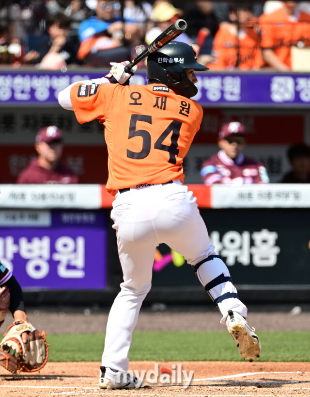 2026년 3월 28일 오후 대전 한화생명볼파크에서 열린 ‘2026 신한 SOL KBO리그' 개막전 키움 히어로즈와 한화 이글스의 경기. 한화 오재원이 1회말 선두타자로 나와 타격하고 있다./마이데일리