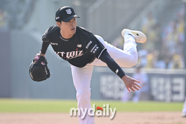 28일 서울 잠실야구장에서 열린 '2026 신한 SOL BANK KBO리그' LG 트윈스와 KT 위즈 경기. KT 전용주가 6회말 마운드에 올라 힘차게 투구하고 있다. /마이데일리