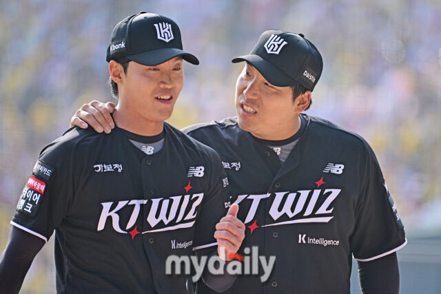 28일 서울 잠실야구장에서 열린 '2026 신한 SOL BANK KBO리그' LG 트윈스와 KT 위즈 경기. KT 김현수(오른쪽)가 6회말 수비가 끝나고 투수 전용주와 이야기를 나누며 더그아웃으로 들어서고 있다./마이데일리