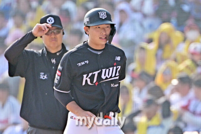 28일 서울 잠실야구장에서 열린 '2026 신한 SOL BANK KBO리그' LG 트윈스와 KT 위즈 경기.<br><br>KT 이강민이 7회초 선두 타자로 나와 안타를 친 후 기뻐하고 있다. 개막전 3안타를 기록한 이강민./잠실=한혁승 기자