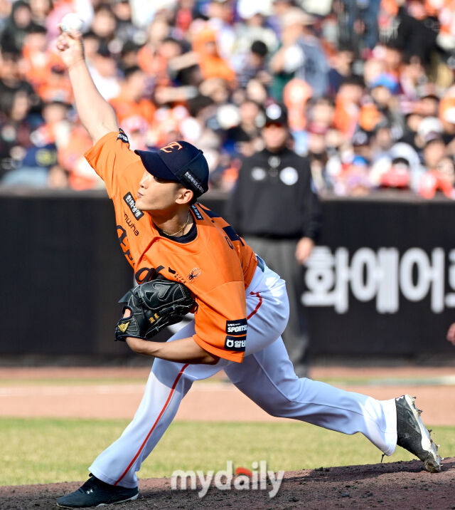 2026년 3월 28일 오후 대전 한화생명볼파크에서 열린 ‘2026 신한 SOL KBO리그' 개막전 키움 히어로즈와 한화 이글스의 경기. 한화 윤산흠이 7회초 구원등판해 역투하고 있다./마이데일리