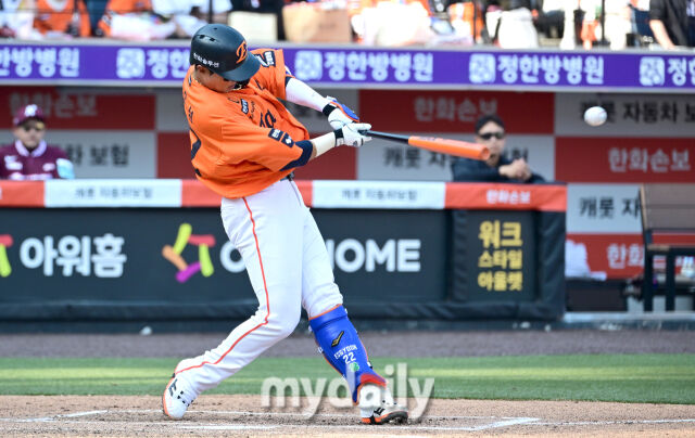 2026년 3월 28일 오후 대전 한화생명볼파크에서 열린 ‘2026 신한 SOL KBO리그' 개막전 키움 히어로즈와 한화 이글스의 경기. 한화 채은성이 4회말 1사 후 솔로홈런을 치고 있다./대전 = 유진형 기자