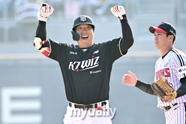 28일 서울 잠실야구장에서 열린 '2026 신한 SOL BANK KBO리그' LG 트윈스와 KT 위즈 경기. KT 김현수가 7회초 1사 2루 1타점 적시타를 친 후 기뻐하고 있다./마이데일리