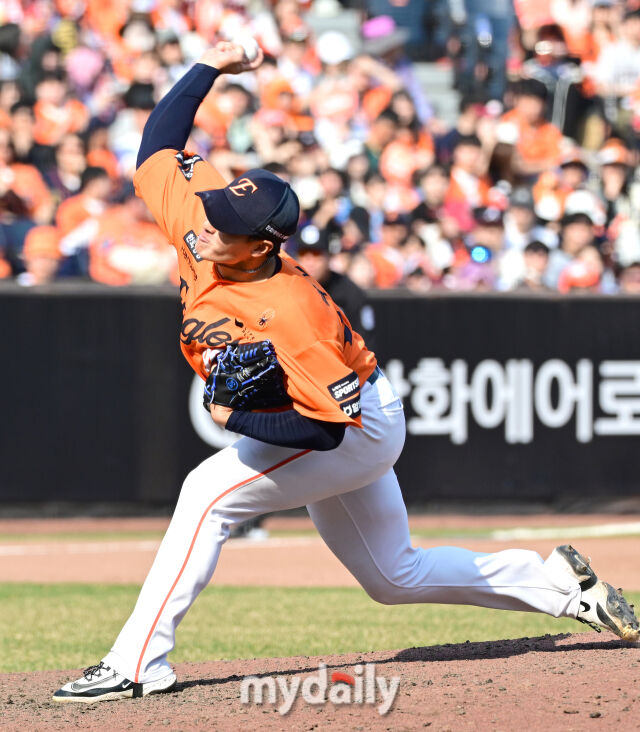 2026년 3월 28일 오후 대전 한화생명볼파크에서 열린 ‘2026 신한 SOL KBO리그' 개막전 키움 히어로즈와 한화 이글스의 경기<br><br>한화 박준영이 6회초 1사 후 구원등판해 역투하고 있다./마이데일리